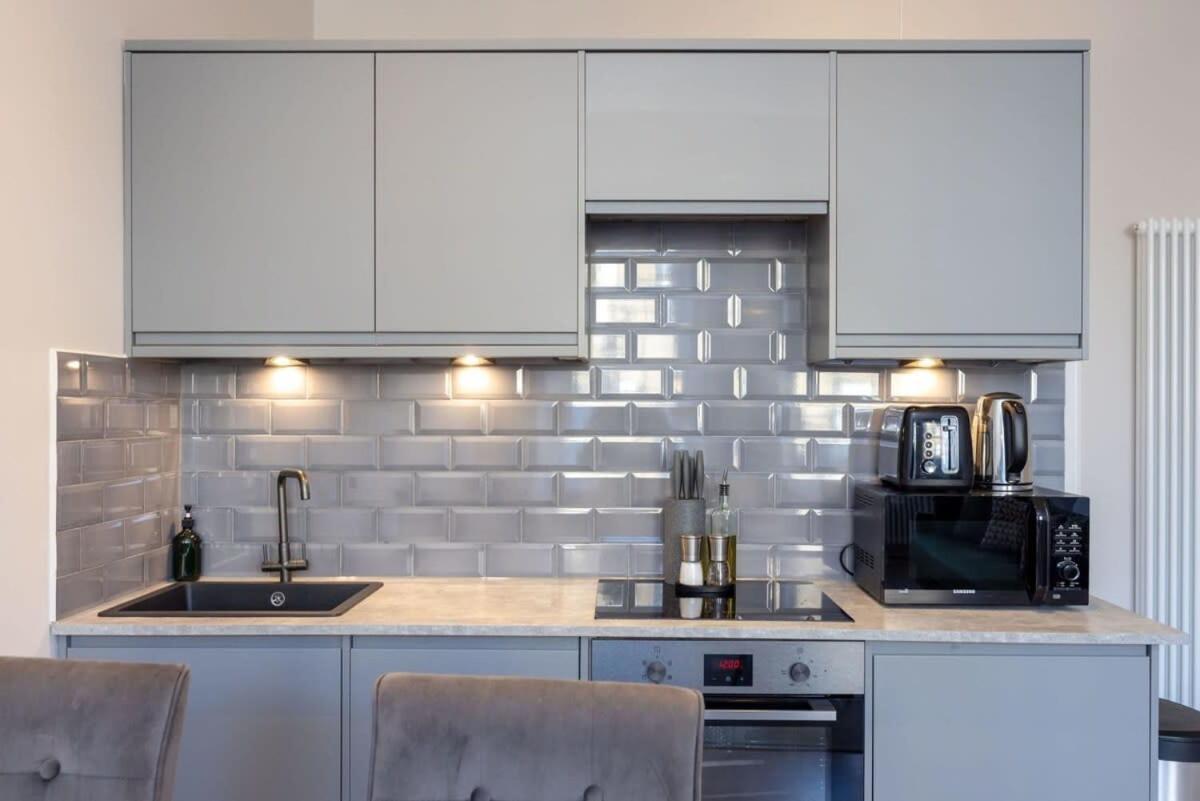 Dragon Suites - Edinburgh City Centre 2 Bed Apartment — Photos 2