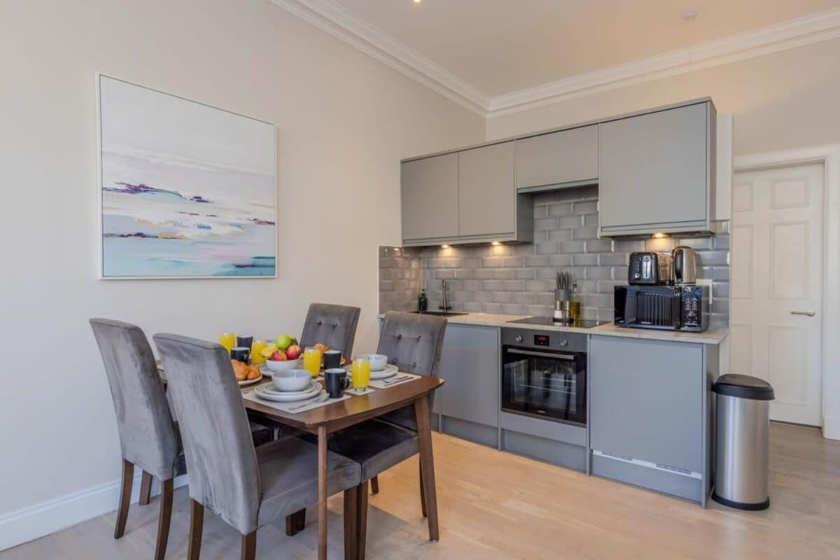 Dragon Suites - Edinburgh City Centre 2 Bed Apartment, Edinburgh