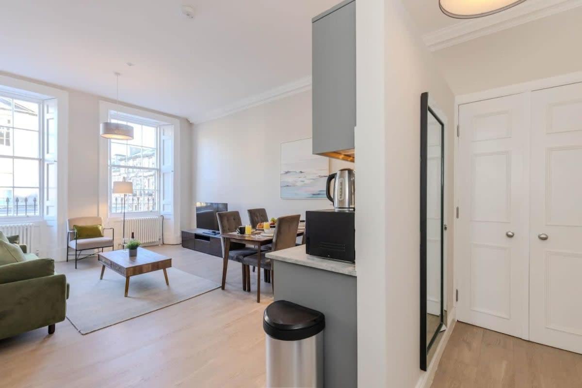Dragon Suites - Edinburgh City Centre 2 Bed Apartment — Photos 1